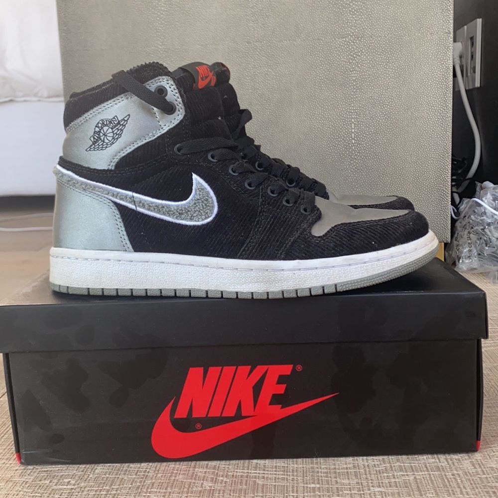 Like new. 39 women’s. 6.5 men. Air Jordan 1 retro
